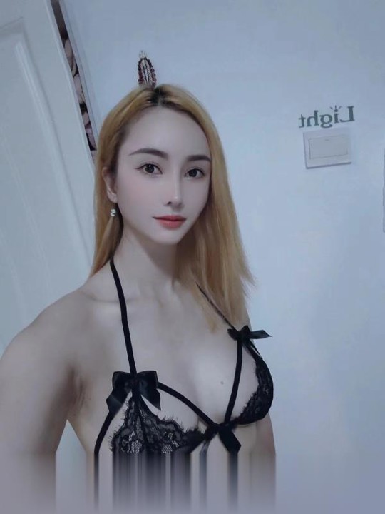 一线天的金发尤物