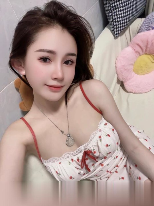 白嫩大奶小妹