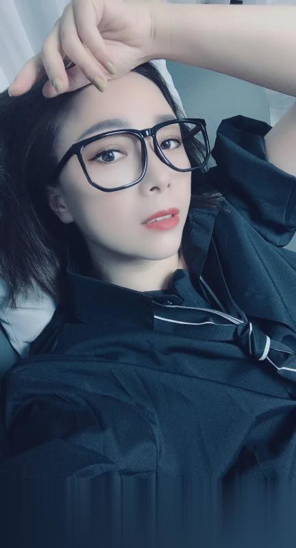 轻熟眼镜姐姐