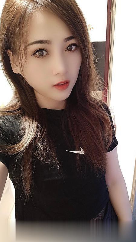 苗条靓妹菲菲