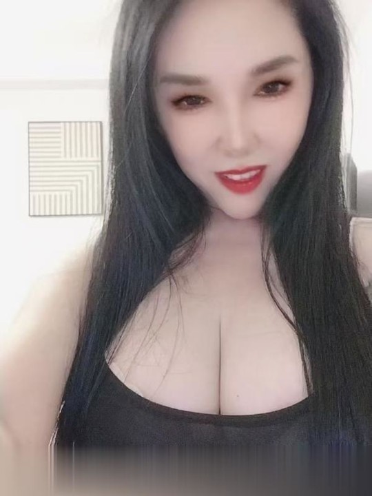 大胸依依姐.