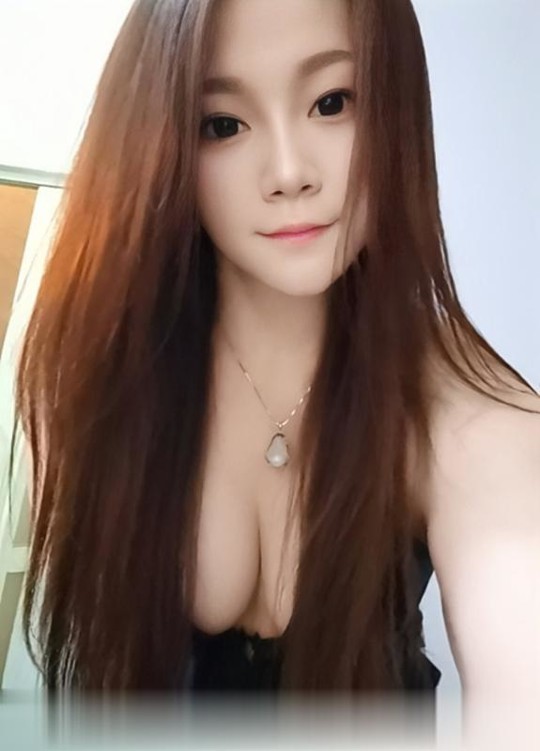 龙华丰满性感美女