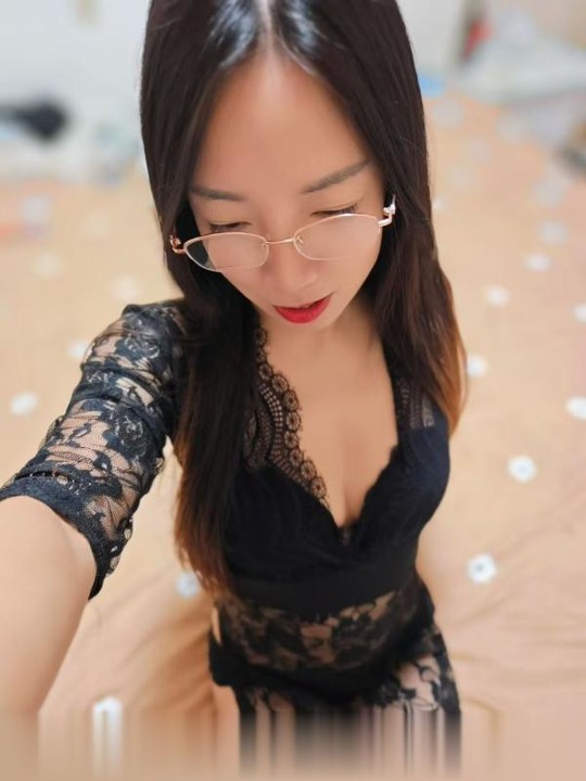 黑丝眼镜少妇