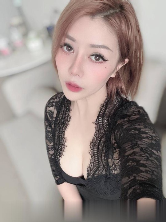 短发气质美女