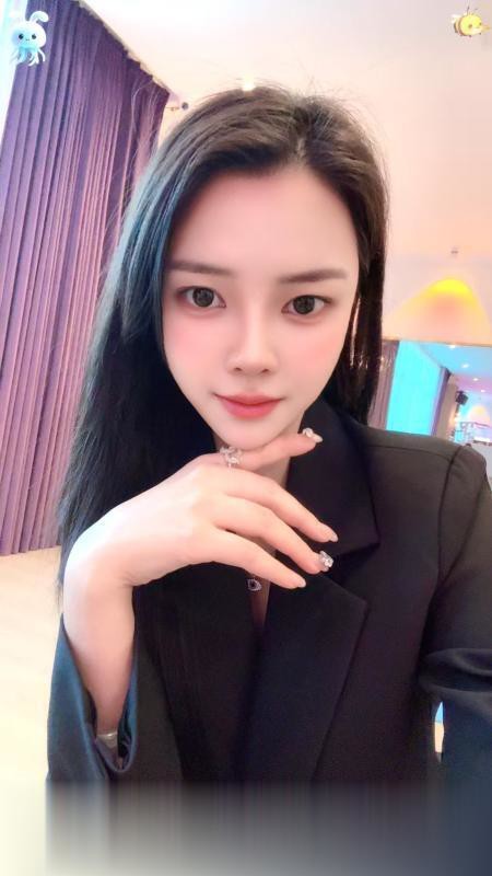 黑丝翘臀美女