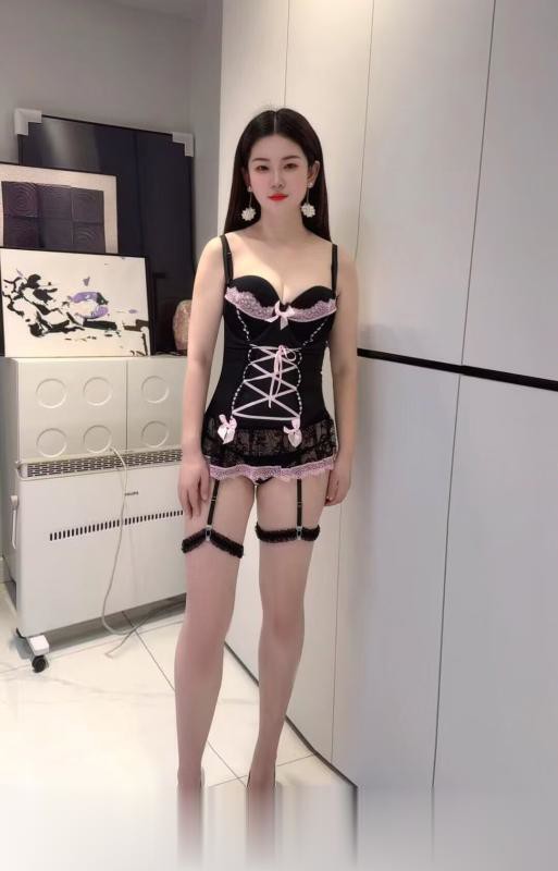 蜀山翘臀嫩妹
