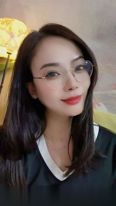 大奶眼睛熟女