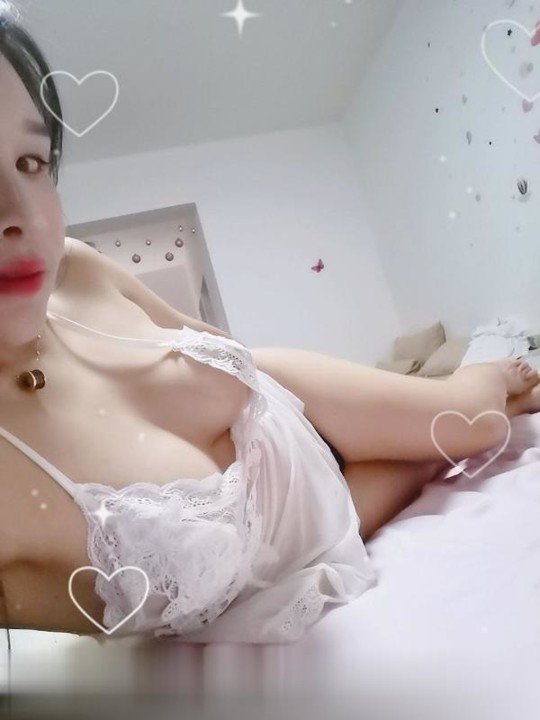 罗湖美胸依依