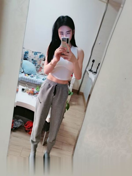 小巧玲珑少妇