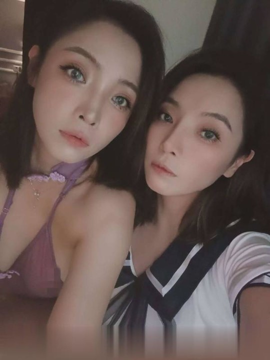 双胞胎姐妹.