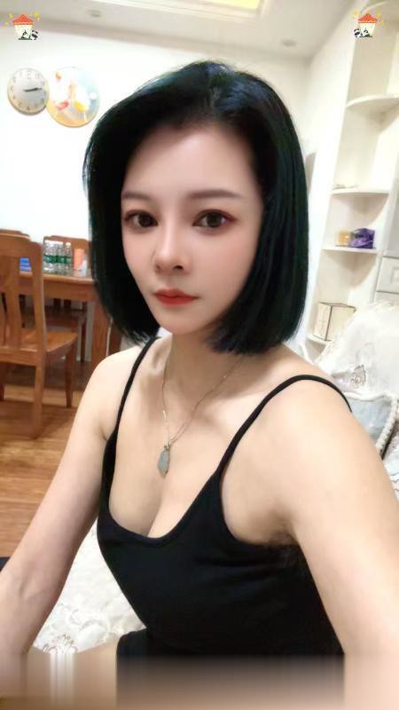 短发大奶御姐
